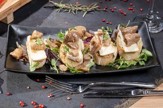 Bruschete cu crema de avocado,camembert si ciuperci marinate 