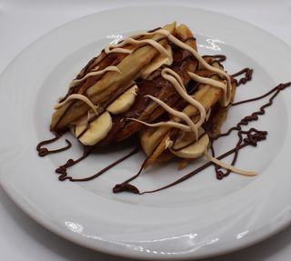 Waffle cu Nutella, ciocolata albă și banane