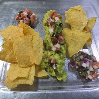 Guacamole y nachos (ración)