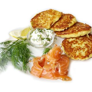 Placki ziemniaczane z łososiem i serkiem kremowym