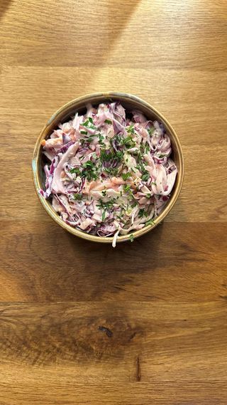 Salată coleslaw colorată