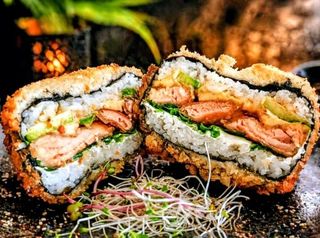 Sushi burger z łososiem w tempurze