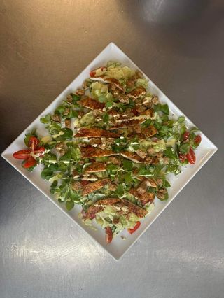 Sałatka z grilowanym kurczakiem