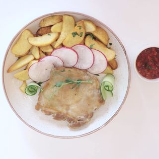 Цыпленок с картофелем и соусом сальса 