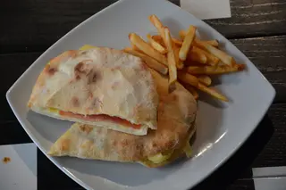 Topli sendvič sa pršutom 300gr