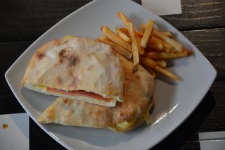 Topli sendvič sa pršutom 300gr