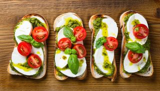 Брускети с моцарела, домати и  сос песто