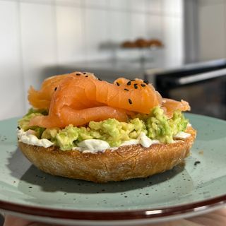 Tostada con Philadelphia, Aguacate Y Salmón