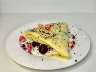 Млинець з вишнею, крем сиром та шоколадом (300g)