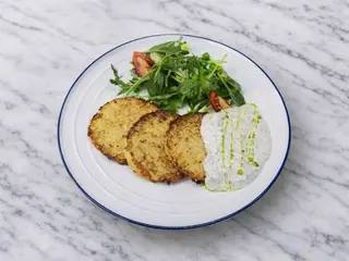 Картопляні оладки з вершковим соусом та печерицями (230g)