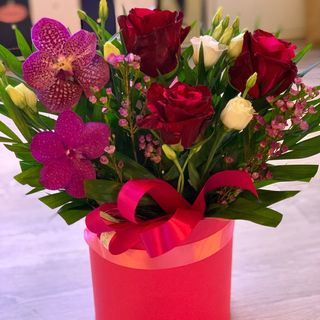 Cutie medie 01 /. 3 trandafiri roșii /2 orhidei color 