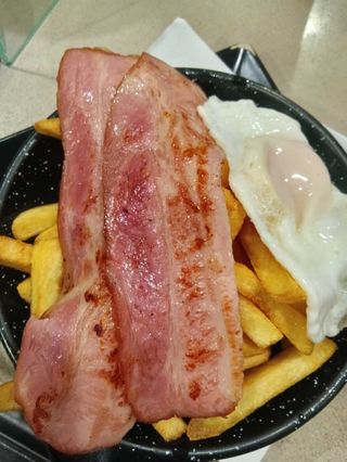 Sartenuca De Bacon Con Huevo Y Patatas