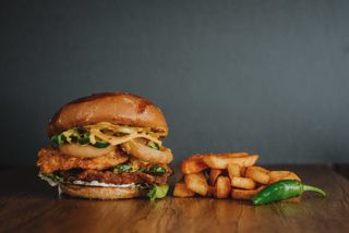 Меню двойно къри мадрас + пържени картофи + Напитка