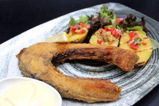 Пържен шаран със сотирани картофи (350г)