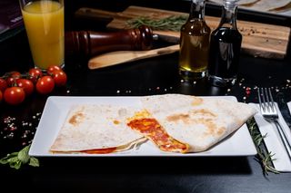 Piadina cu salam picant si gorgonzola 