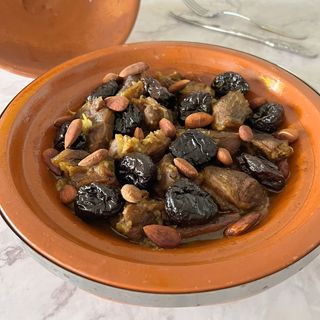 Tajine de ternera con ciruelas y almendras