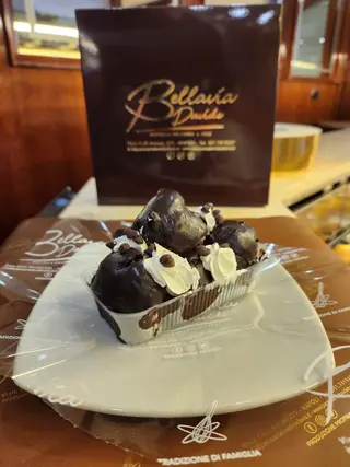 Monoporzione profitterol al cioccolato