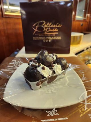 Monoporzione profitterol al cioccolato