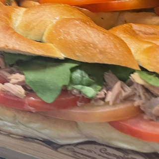 Panino con tonno, pomodoro e insalata