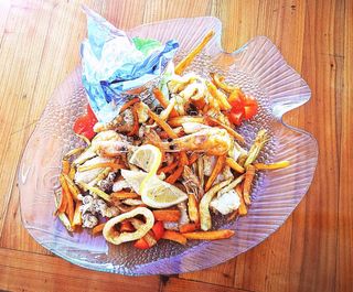 Friptura de calamari si creveti