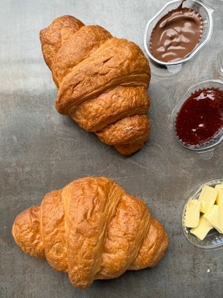 Croissant francez pe unt