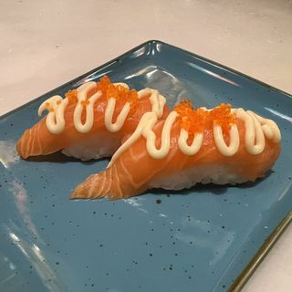 62.Nigiri De Salmón Con Mayonesa Y Tobiko (2 Pzs.)