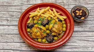 Tajín De Pollo Con Patatas Fritas