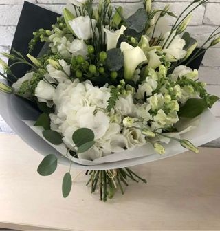 Buchet white
(9 fire, verdeata, ambalaj)