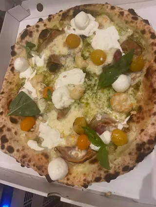 Pizza Gambas Al Pesto Y Piñones (32 Cm.)