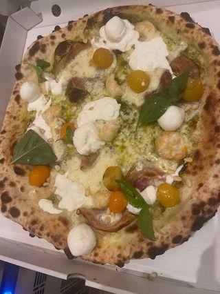 Pizza Gambas Al Pesto Y Piñones (32 Cm.)