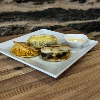 2uds Arepas reina pepiada + Bebida