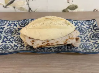 Montadito de lomo con queso