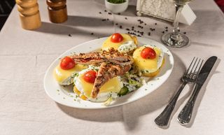 Piept de pui umplut, cu garnitura de orez si legume