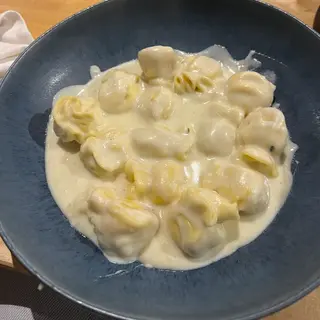 Raviolis De Pera Con Salsa 4 Quesos