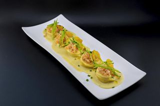 Agnolotto di baccalà con crema di porri e tartare di gamberi