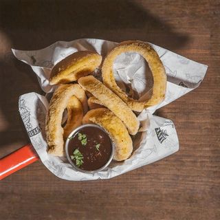 Aros De Cebolla Con Salsa Ranchera