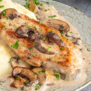 Piept de pui cu sos de ciuperci