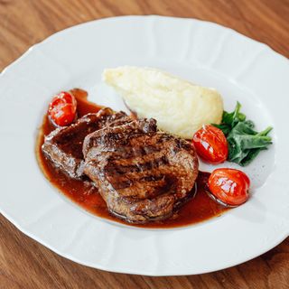 Медальоны из конины с картофельным пюре 