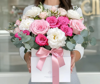 Aranjament floral în cutie cu 9 trandafiri, lisianthus și eucalipt