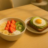 Bolw de yogur + tostada aguacate y huevo