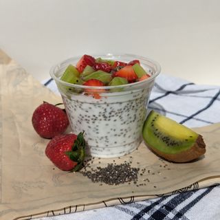 Кисело мляко с ЧИА ( 300гр) 275 кал.