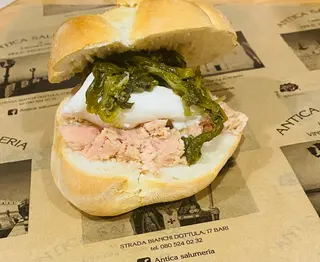 Panino con tonno sott'olio, burrata e rape