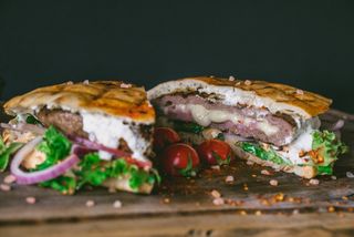 Pljeskavica punjena sa sirom i slaninom