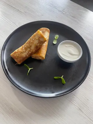Млинці з м'ясом та сметаною