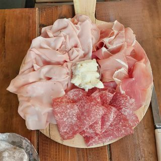 19. Tagliere misto di salumi e crescenza