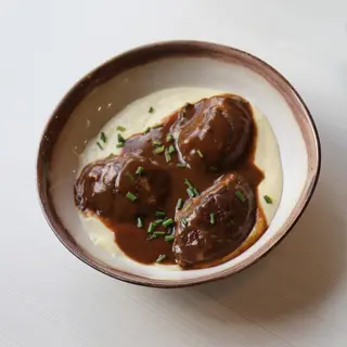 Ración De Carrilleras Ibéricas al vino tinto con parmentier de patata