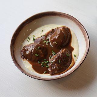 Ración De Carrilleras Ibéricas al vino tinto con parmentier de patata