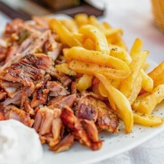 Patatas con shawarma 