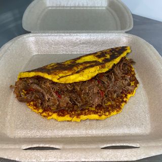 Cachapa pequeña de ternera mechada y queso blanco