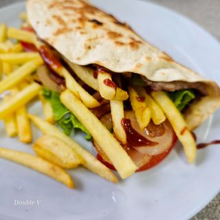 Тортила с телешка кайма,топено сирене, зеленчуци, сос, (1бр) 